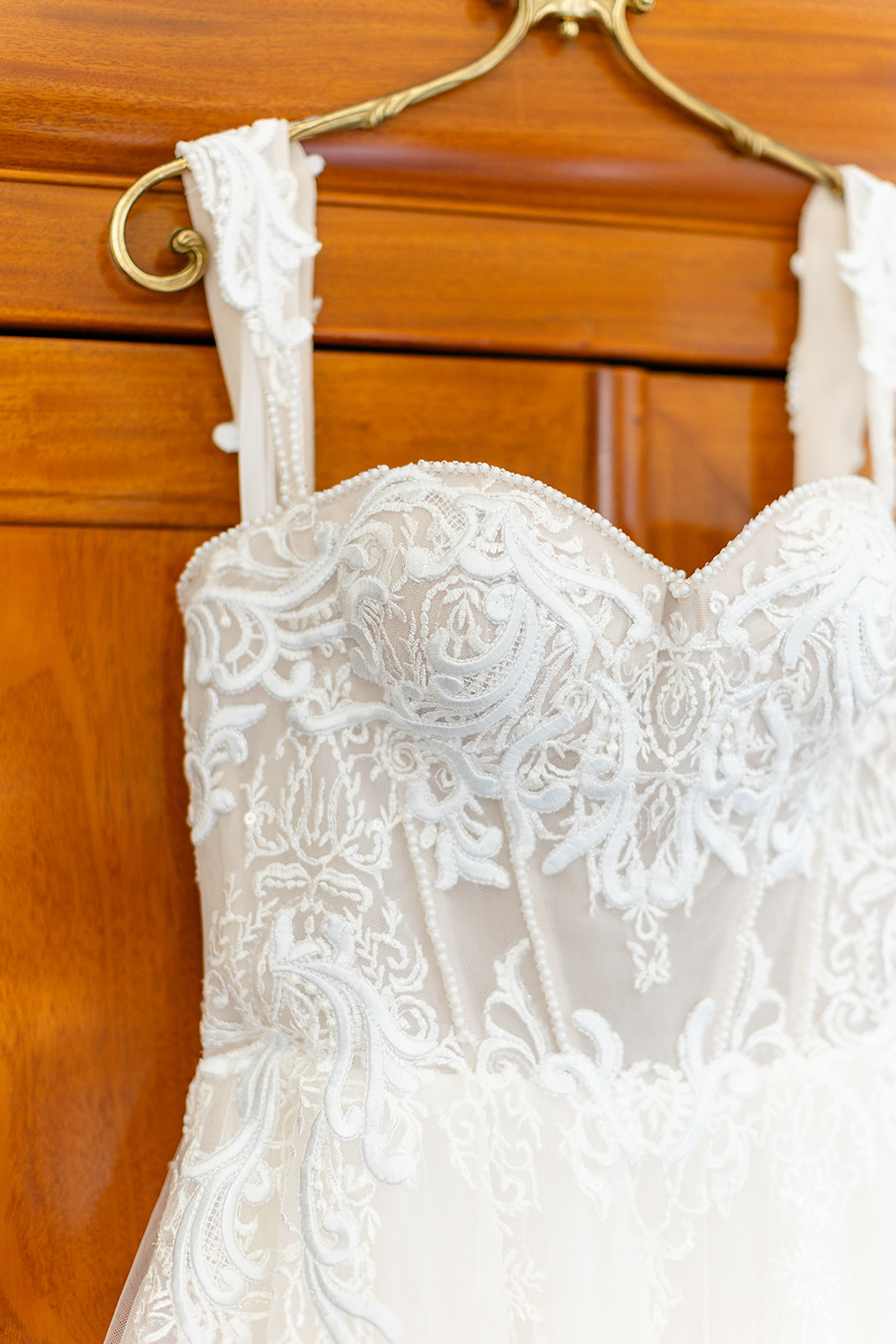 Detail eines zarten Hochzeitskleides mit feiner Spitze