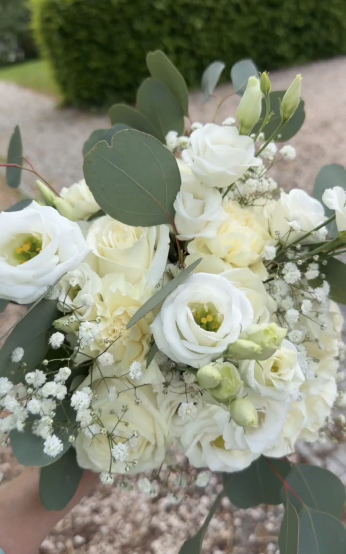 Weißer Brautstrauß mit Rosen, Lisianthus, Schleierkraut und Eukalyptus