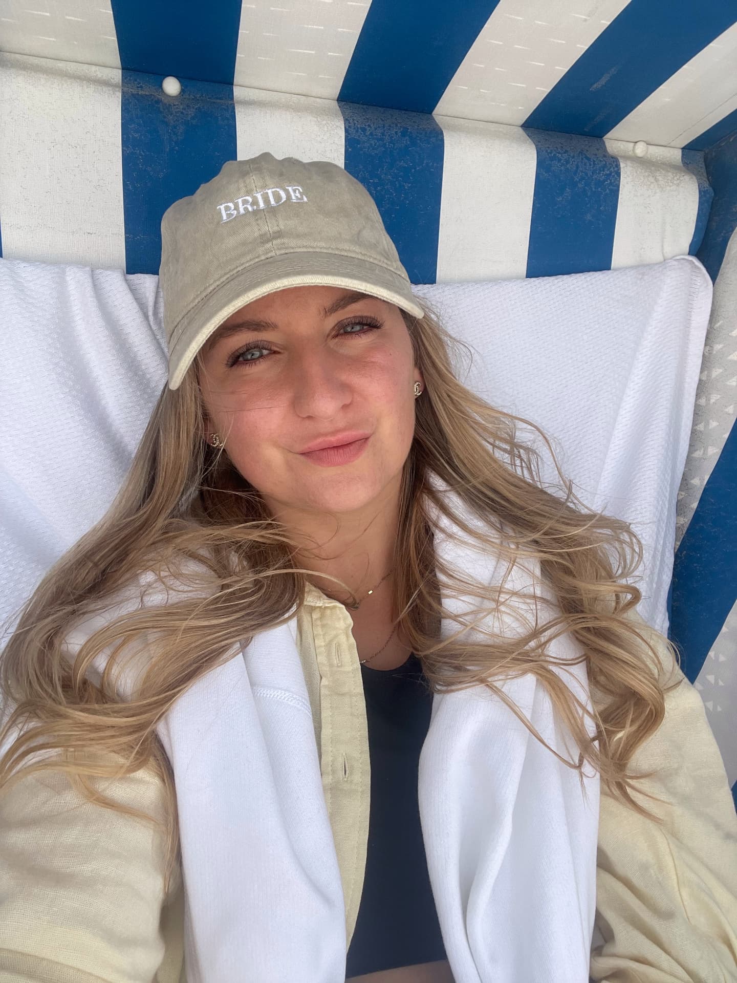 Dominique Lietz mit BRIDE-Cap in einem Strandkorb